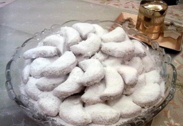 tradicionalis_karacsonyi_gorog_mandulas_havas_kifli_andromedatravel_utazas